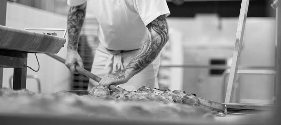 Bäcker bei der Arbeit in der Backstube