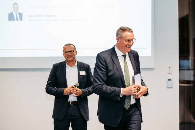 Kai Landes (ZRW-Vorstandsvorsitzender) und Ministerpräsident Alexander Schweitzer