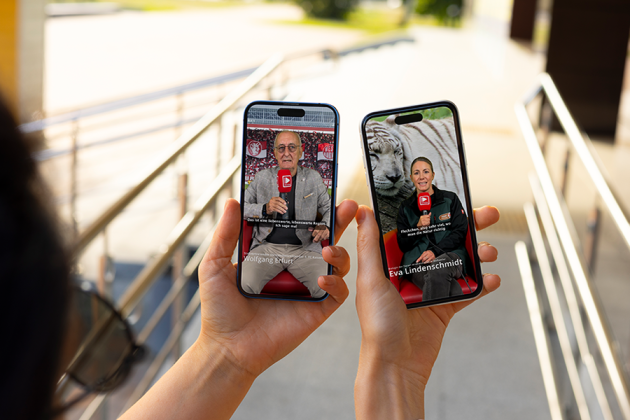 Personen, die zwei Smartphones halten auf deren Bildschirm Ausschnitte der Testimonials zu sehen sind