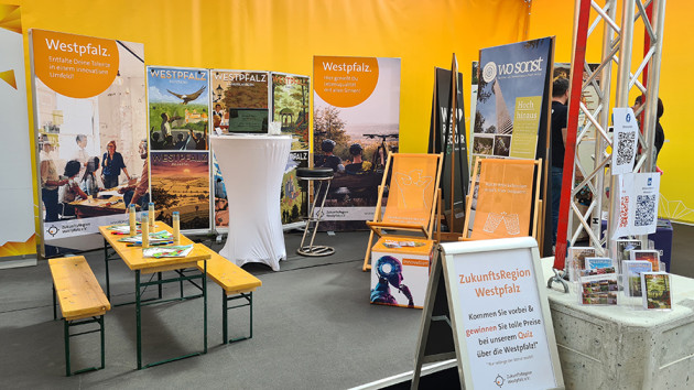 ZRW-Stand am RLP-Tag mit Banner, Retropostern und Kinderbierzeltgarnitur mit Malbüchern